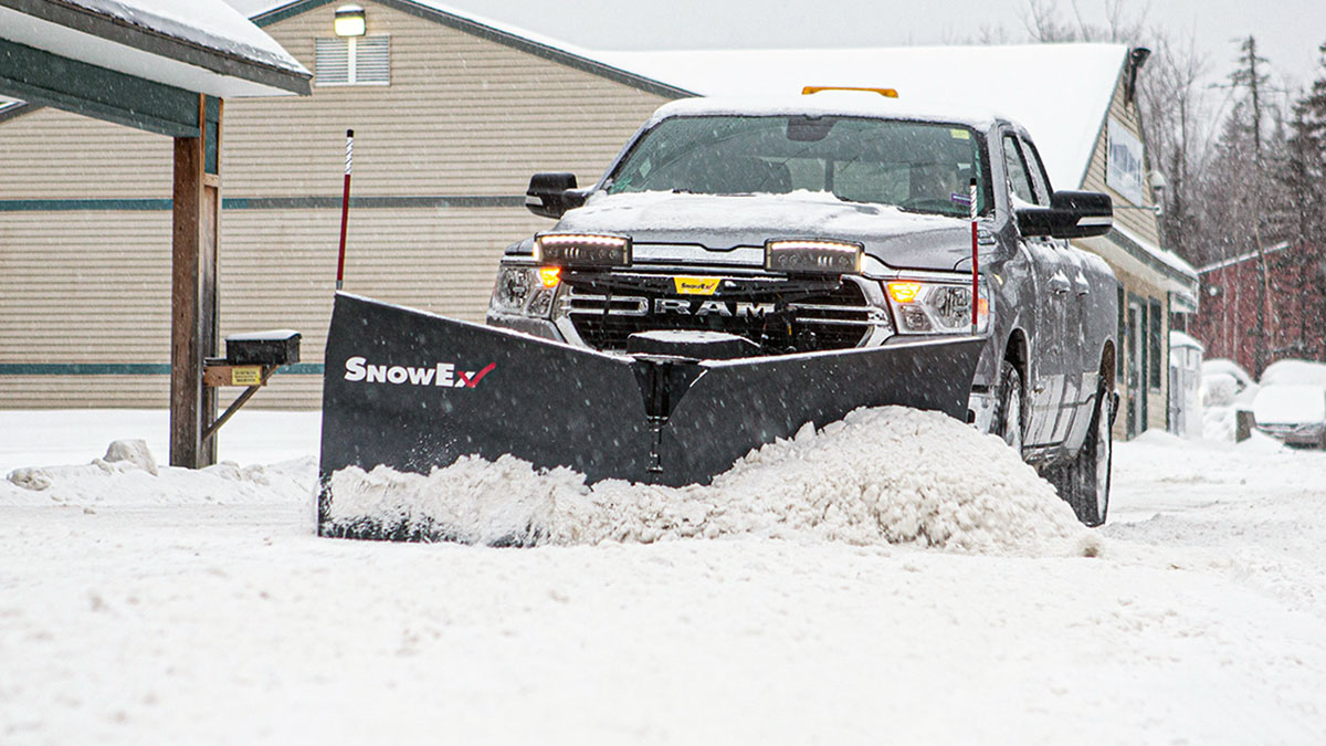 SnowEx выпустил полнофункциональный V-Plow отвал для полутонных грузовиков