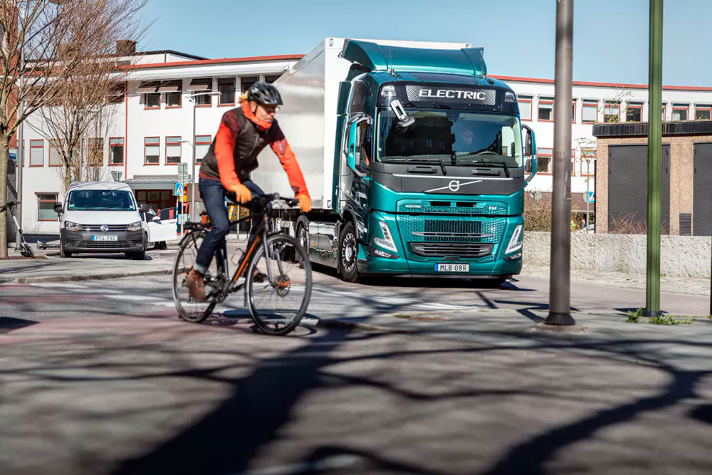 Новая система безопасности Volvo для защиты велосипедистов и пешеходов